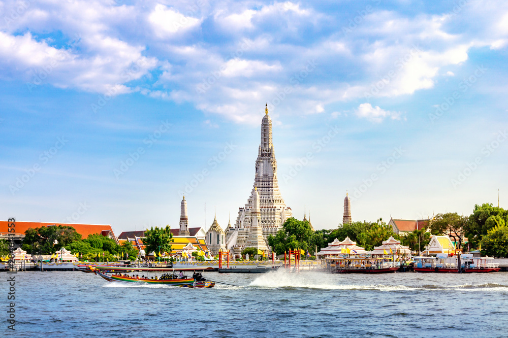 Obraz premium Wat Arun Temple z długim ogonem łodzi w Bangkoku w Tajlandii.
