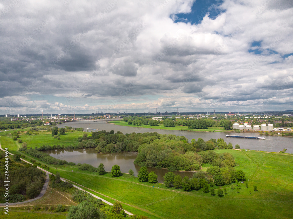 Panorama aus der Vogelperspektive der Rheinwiesen in Duisburg