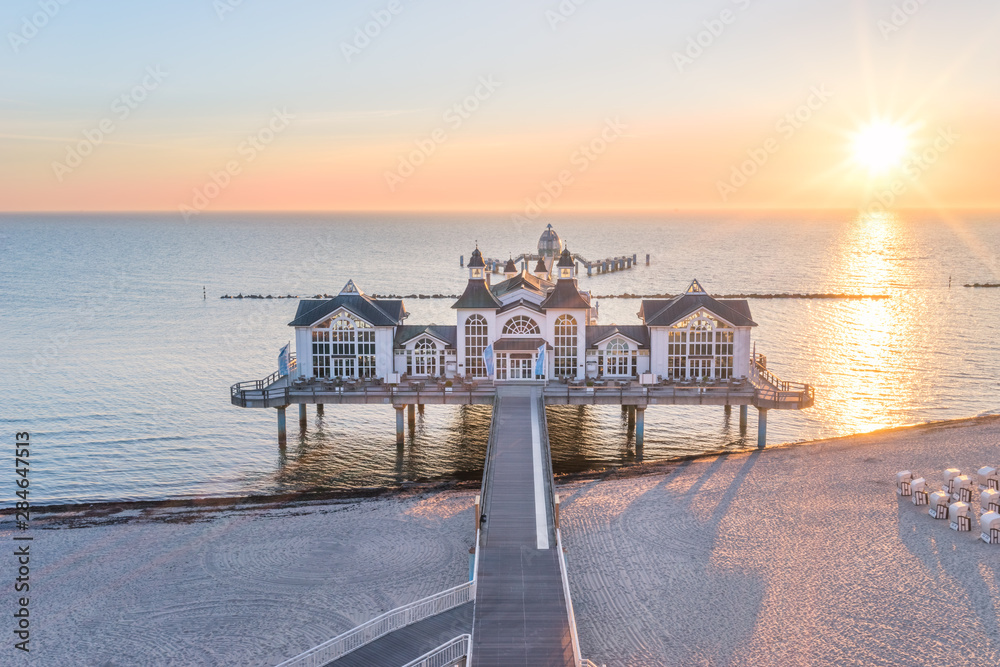 Fototapeta premium Sonnenaufgang an der Seebrücke in Sellin, Deutschland