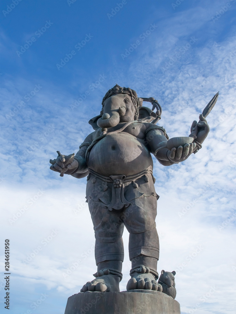 Fototapeta premium Ganesha statue in a large standing position on blue sky