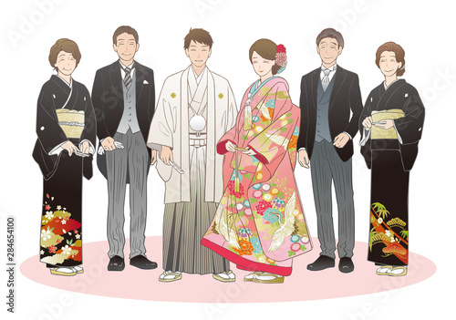 神前結婚式を挙げる夫婦と家族。紋付羽織袴・色打掛（洋髪）・モーニングコート・黒留袖。