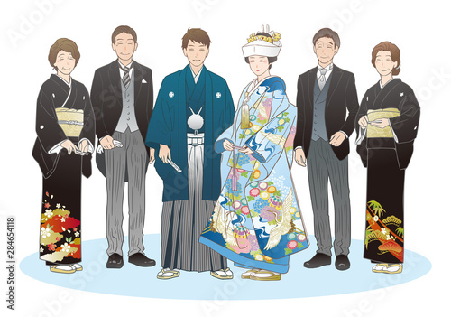神前結婚式を挙げる夫婦と家族。紋付羽織袴・色打掛（角隠し）・モーニングコート・黒留袖。