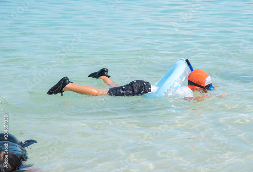 海でシュノーケリングをする子供 © tatsushi