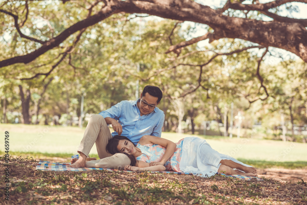 Fototapeta premium Asian couples are dating at the parks.