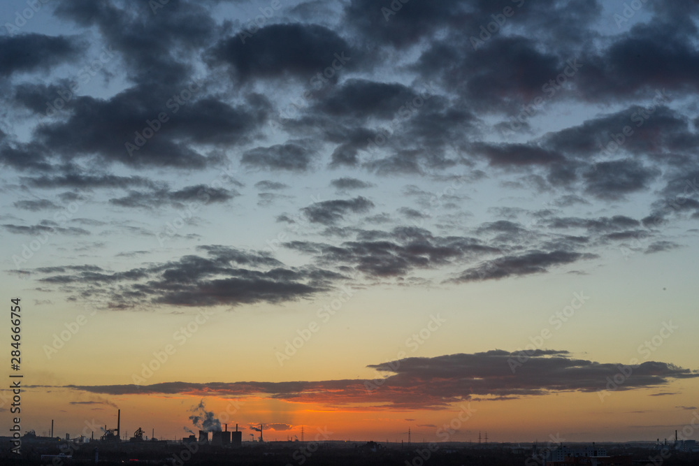 Sonnenuntergang an der Sechs-Seen-Platte in Duisburg mit Blick auf die rauchenden Schlote am Horizont