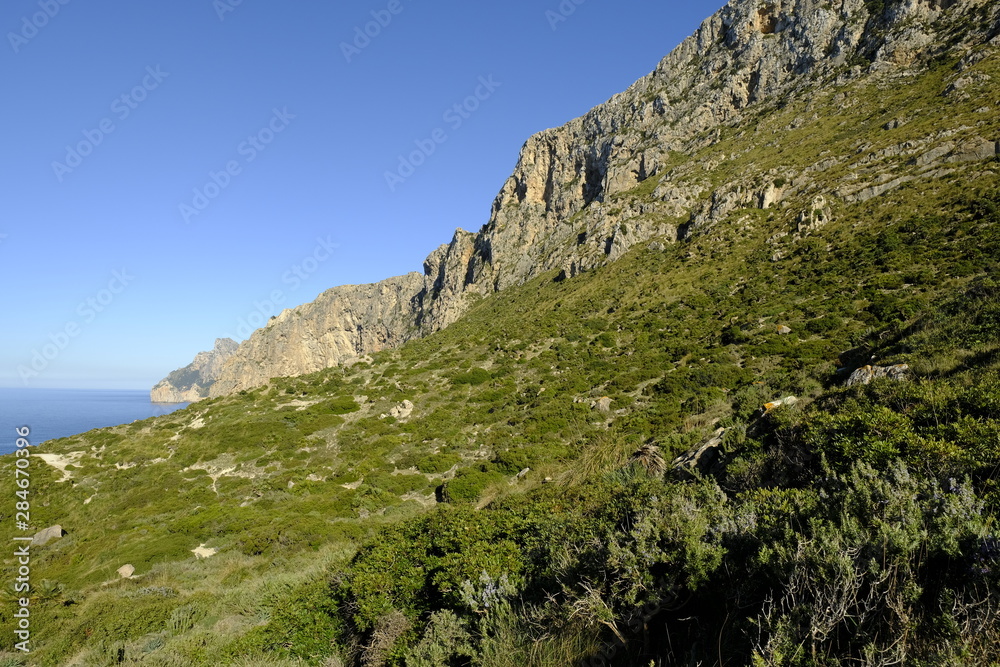 Landschaft und Steilküste im Vall de Bóquer  auf der Halbinse Formentorl, Mallorca, Balearen, Spanien