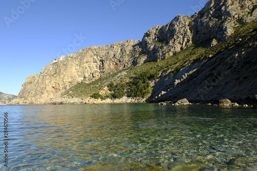 Landschaft und Steilk  ste im Vall de B  quer  auf der Halbinse Formentorl  Mallorca  Balearen  Spanien