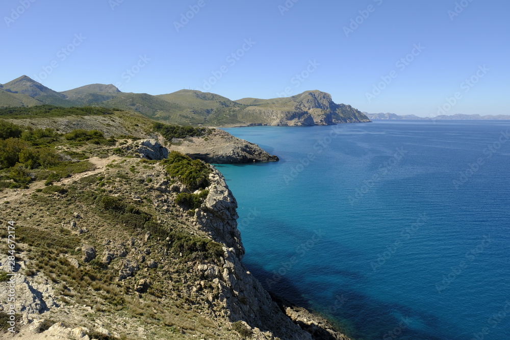 Die Felsenküste zwischen der Cala Estreta und Cala Torta auf der Halbinsel Llevant im Naturpark Llevant, Mallorca, Balearen, Spanien