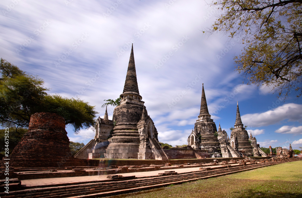 Fototapeta premium The ancient ruins of Wat Phra Si Sanphet, Ayutthaya, Thailand.