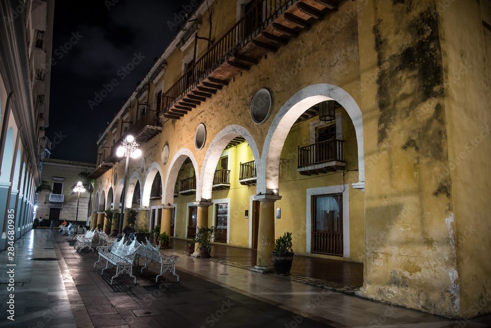 Veracruz de noche portales y arcos con luces brillantes
