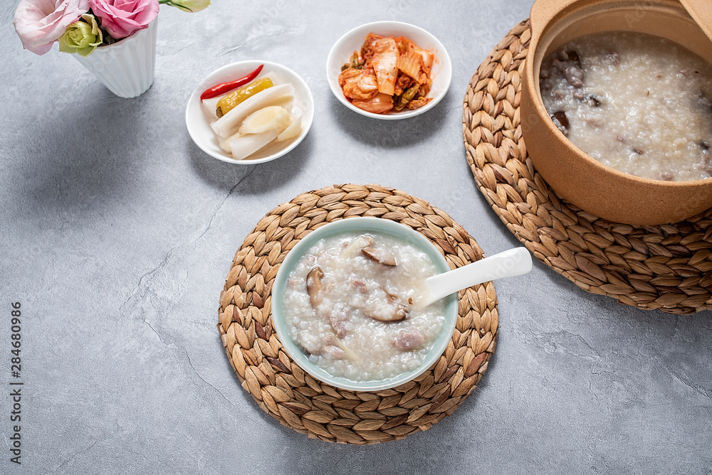 A bowl of shiitake mushroom lean porridge and sour cabbage sour radish A bowl of shiitake mushroom lean porridge and sour cabbage sour radish