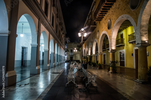 Veracruz de noche portales y arcos con luces brillantes