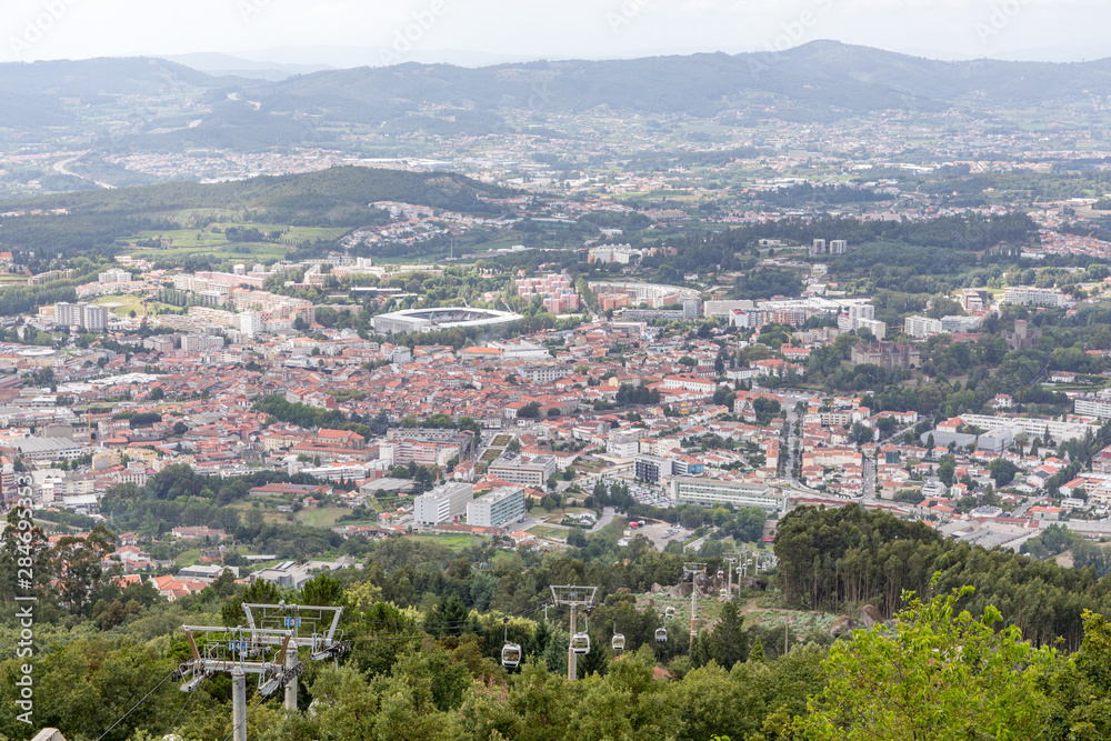 Panorama sur Guimarães, Portugal depuis le Sanctuaire de Penha