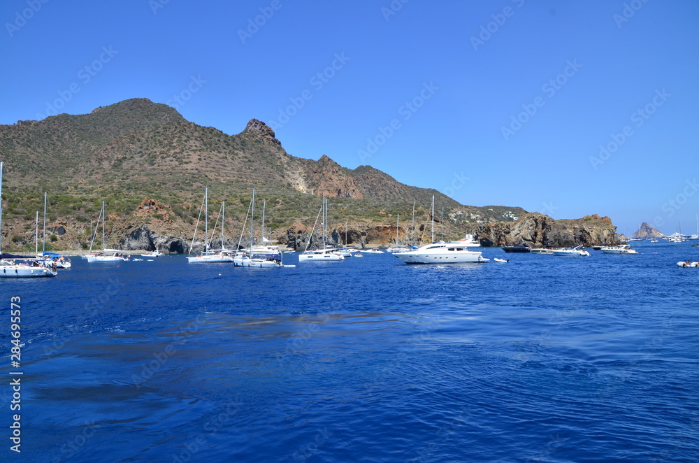 Yachten und Segelboote vor der Küste