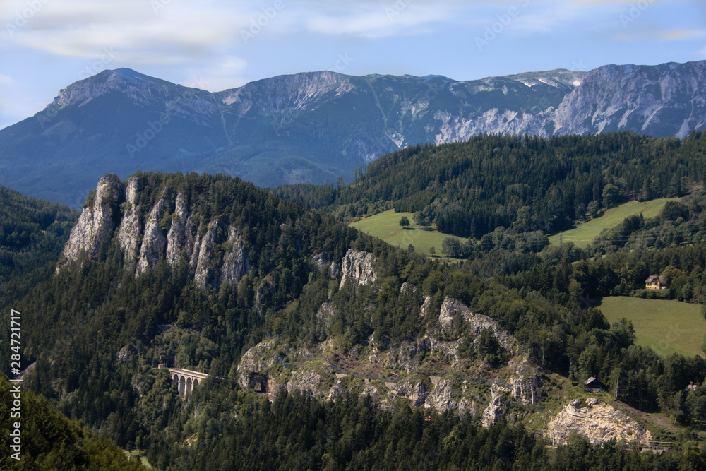 Blick auf die Semmeringbahn mit Alpenpanorame Voralpen Semmering  Niederösterreich Niemand