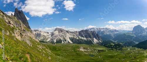 panorama sur une vallée verte au milieu des montagnes des dolomites