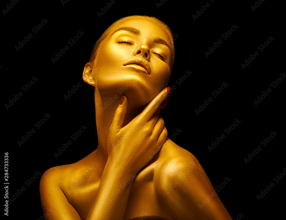 Model girl with shiny golden professional makeup over black. Beauty sexy  woman with golden skin. Fashion art portrait closeup. Gold jewellery foto  de Stock | Adobe Stock