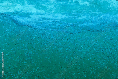Wasser mit vielen kleinen Wasserblasen, sprudeln in türkis