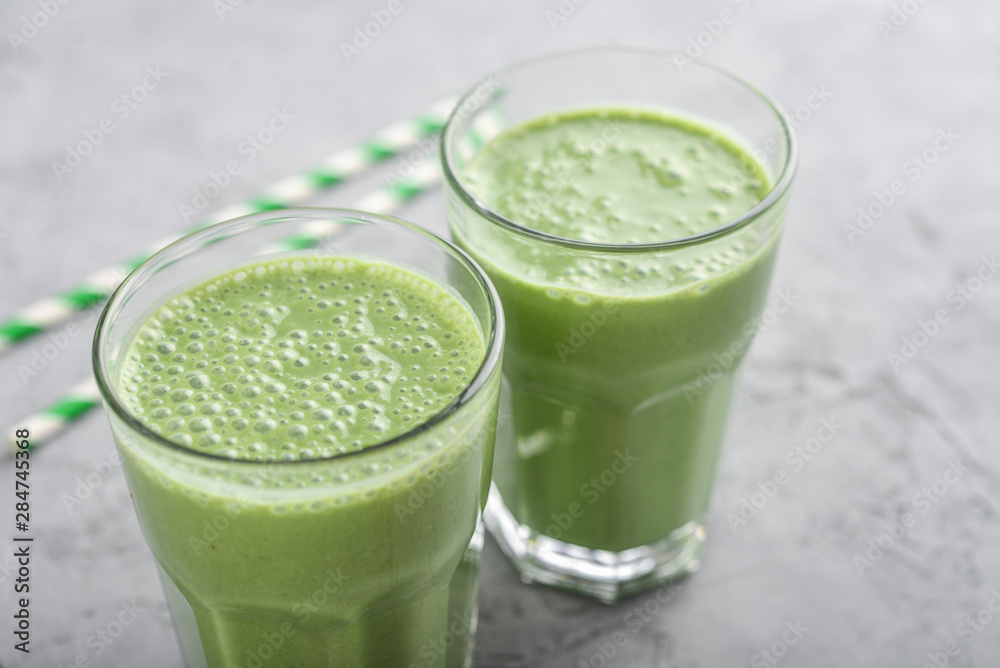 Green smoothie with spinach or avocado Green smoothie with spinach or avocado
