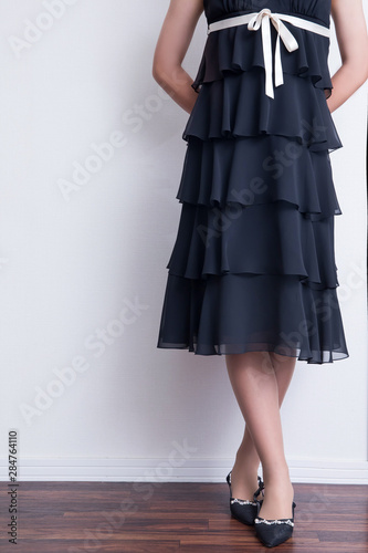 黒いドレスを着た女性の足元 dress