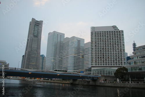 ランドマークタワーと 横浜のビル群