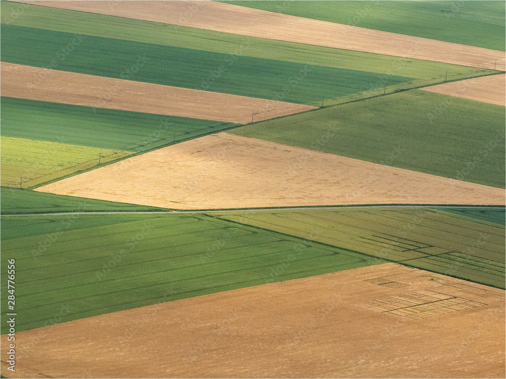vue aérienne de champs à Laons dans l'Eure-et-Loir en France - obrazy, fototapety, plakaty 