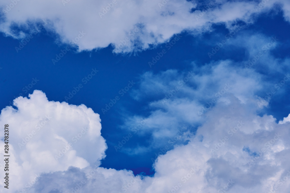 Obraz premium Clouds on the blue sky.