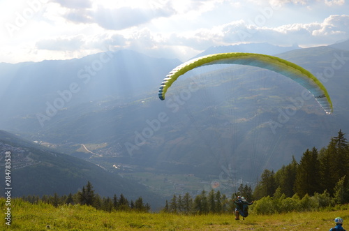 Envol parapente montagne couché soleil mont blanc