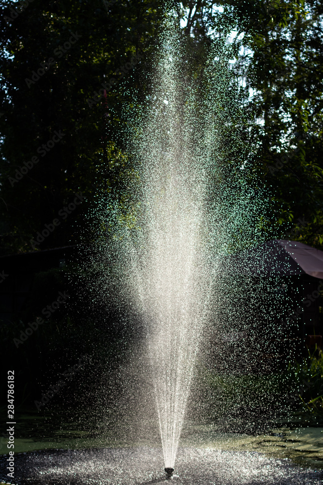 Großer Springbrunnen als Wasserfotäne bringt Sauerstoff in den