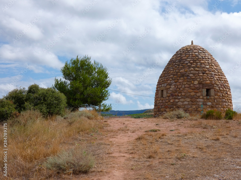 Casa o choza de piedra tradicional de vendimiadores en la zona de Navarra
