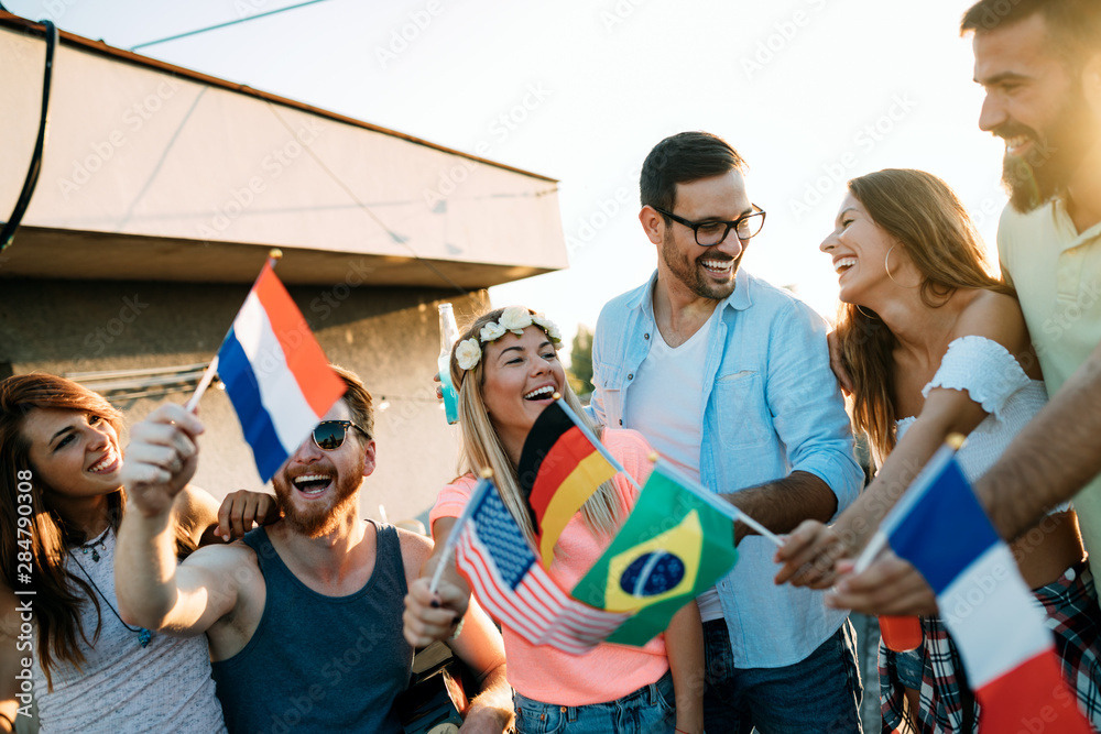 Obraz premium Friends of different culutres having fun, promoting peace without racial prejudices