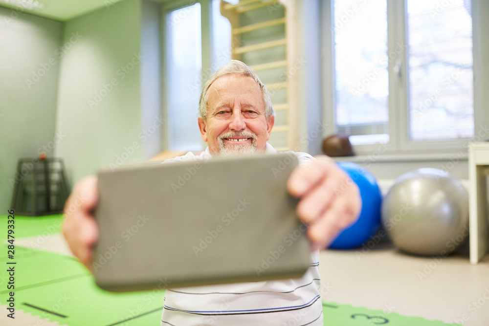 Fototapeta premium Senior Mann mit einem Yogablock für Rehasport