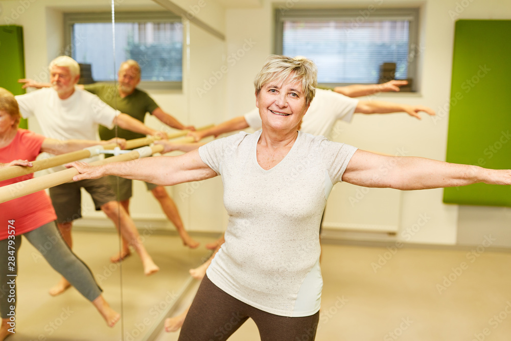 Seniorin macht Krankengymnastik an der Ballettstange Stock Photo ...