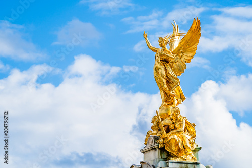 Tableau sur toile Victory Goddess golden statue on top of the Victoria Memorial located in front o