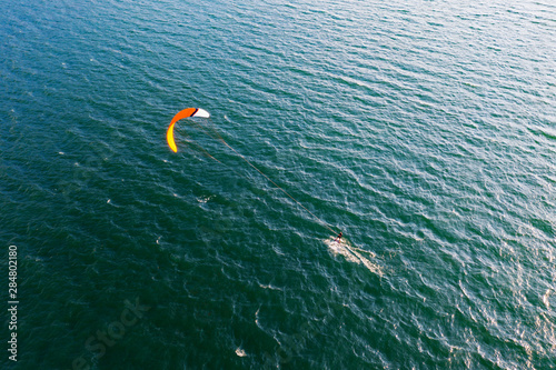 kitesurfer in azione - vista aerea
