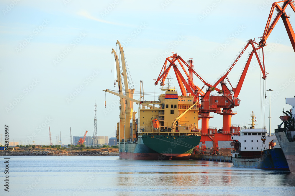 Gantry crane and ship
