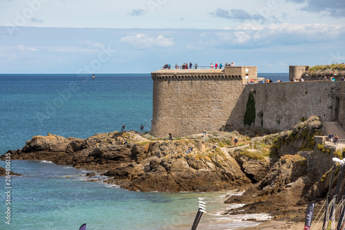 Foto Tourists walking on rampart at Saint-Malo, Brittany, France