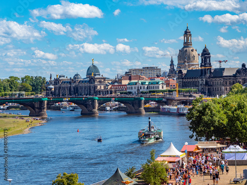 Blick auf das Elbufer von Dresden photo