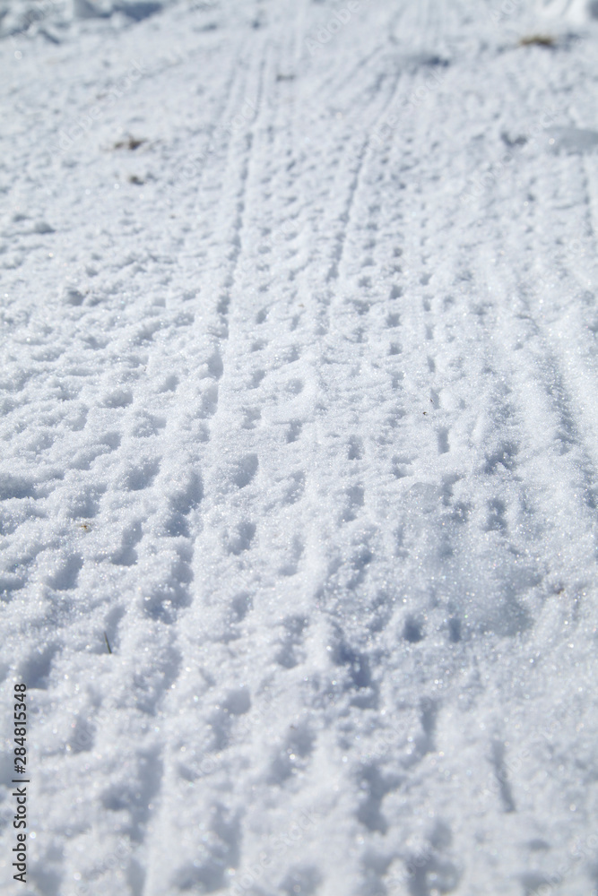 marcas de pneumàticos en la nieve