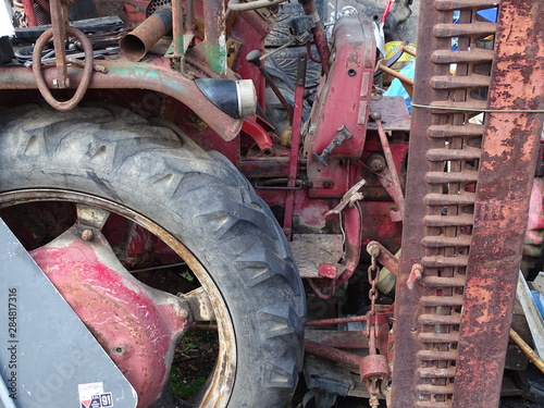 alter tracktor auf bauernhof mit schrott