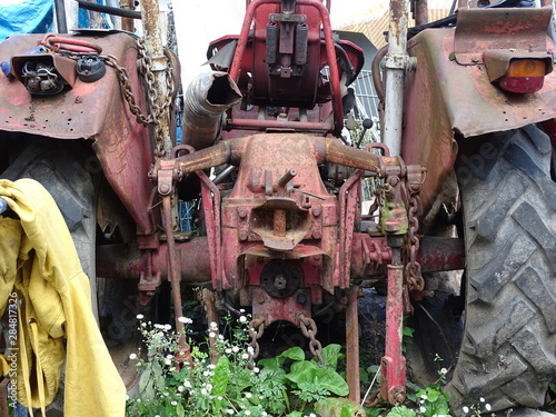 alter tracktor auf bauernhof mit schrott
