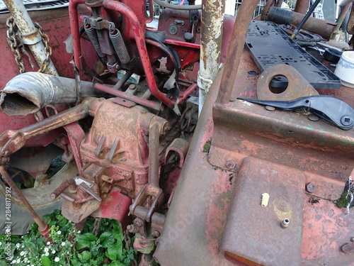 alter tracktor auf bauernhof mit schrott