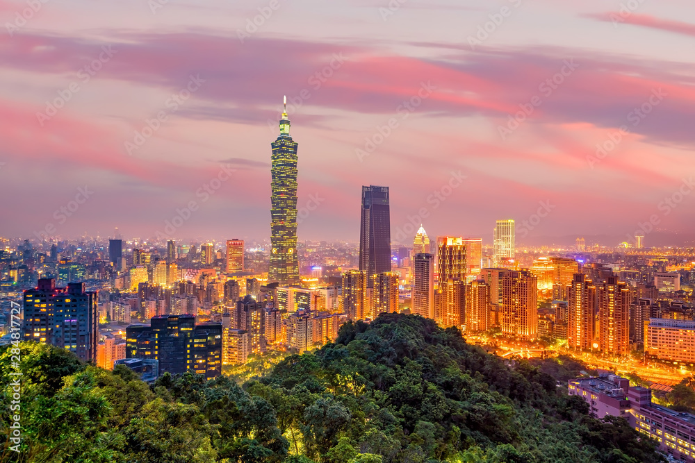 Naklejka premium Taipei city skyline landscape at sunset time