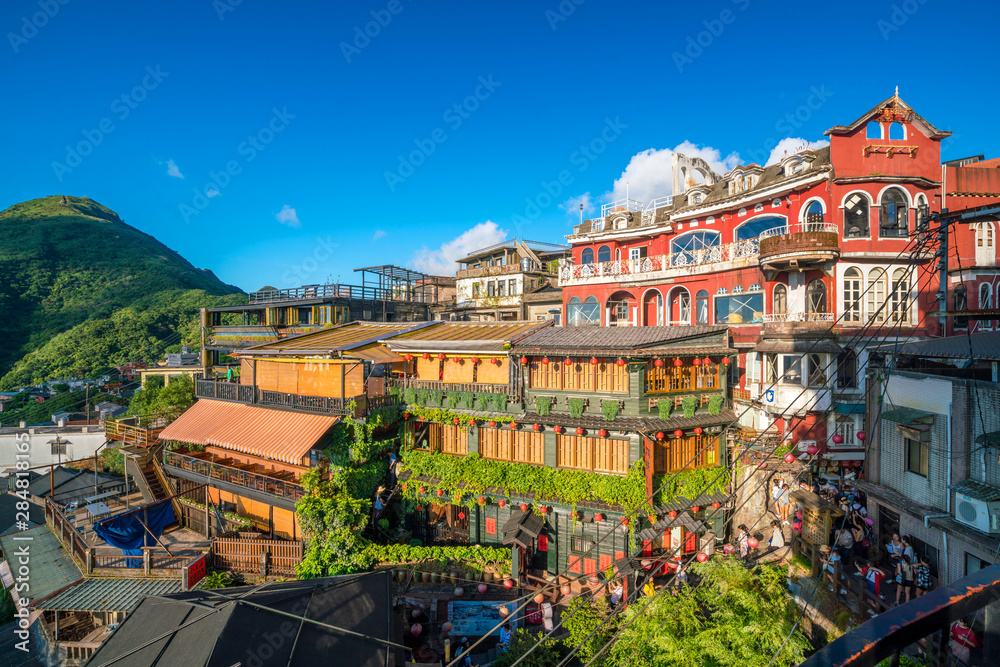 Obraz premium Wielu turystów w restauracji przy starej ulicy w Jiufen na Tajwanie