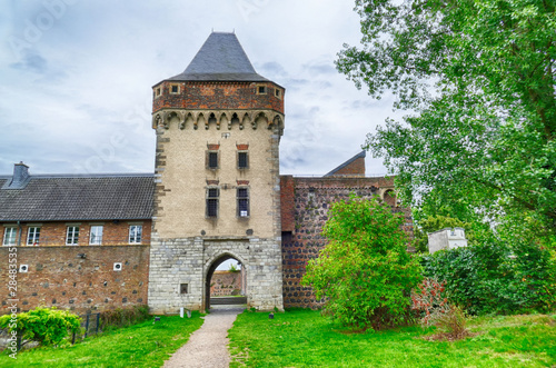 Historisches Tor in der Stadtmauer von Zons
