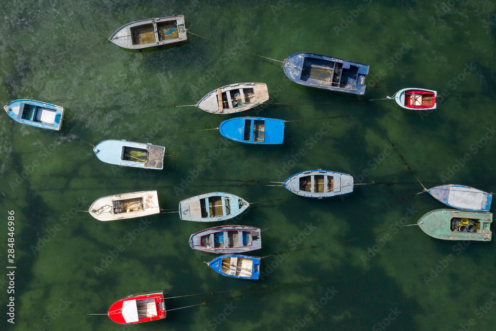 Φωτογραφία wooden fishing boats anchored in the sea, top view