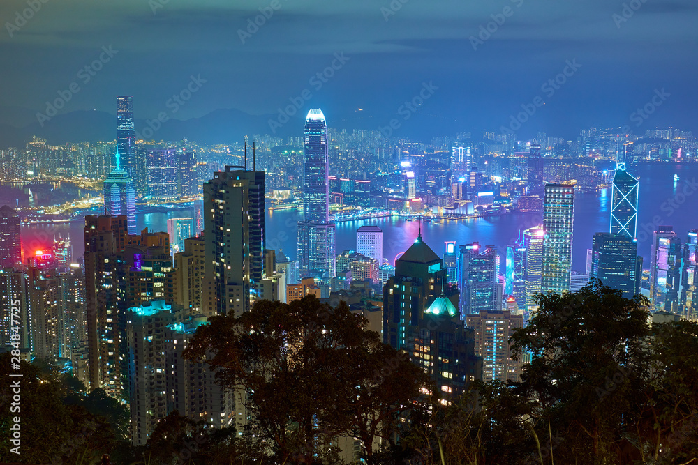 Obraz premium The famous view from Victoria Peak to Victoria Harbor and Hong Kong at night