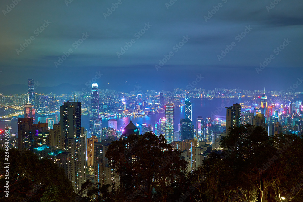 Obraz premium The famous view from Victoria Peak to Victoria Harbor and Hong Kong at night