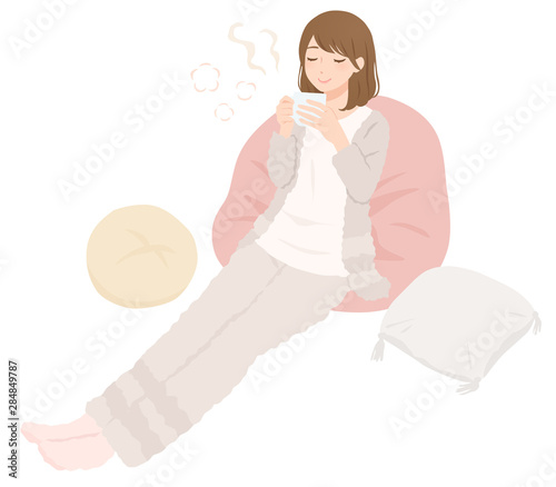 飲み物を飲む女性