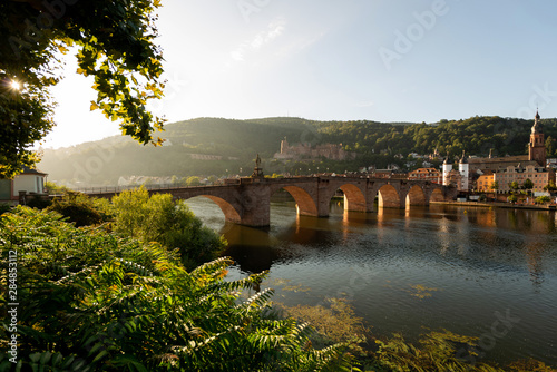 Morgensonne über dem Neckartal leuchtet auf die Alte Brücke, Schloß und Altstadt von Heidelberg